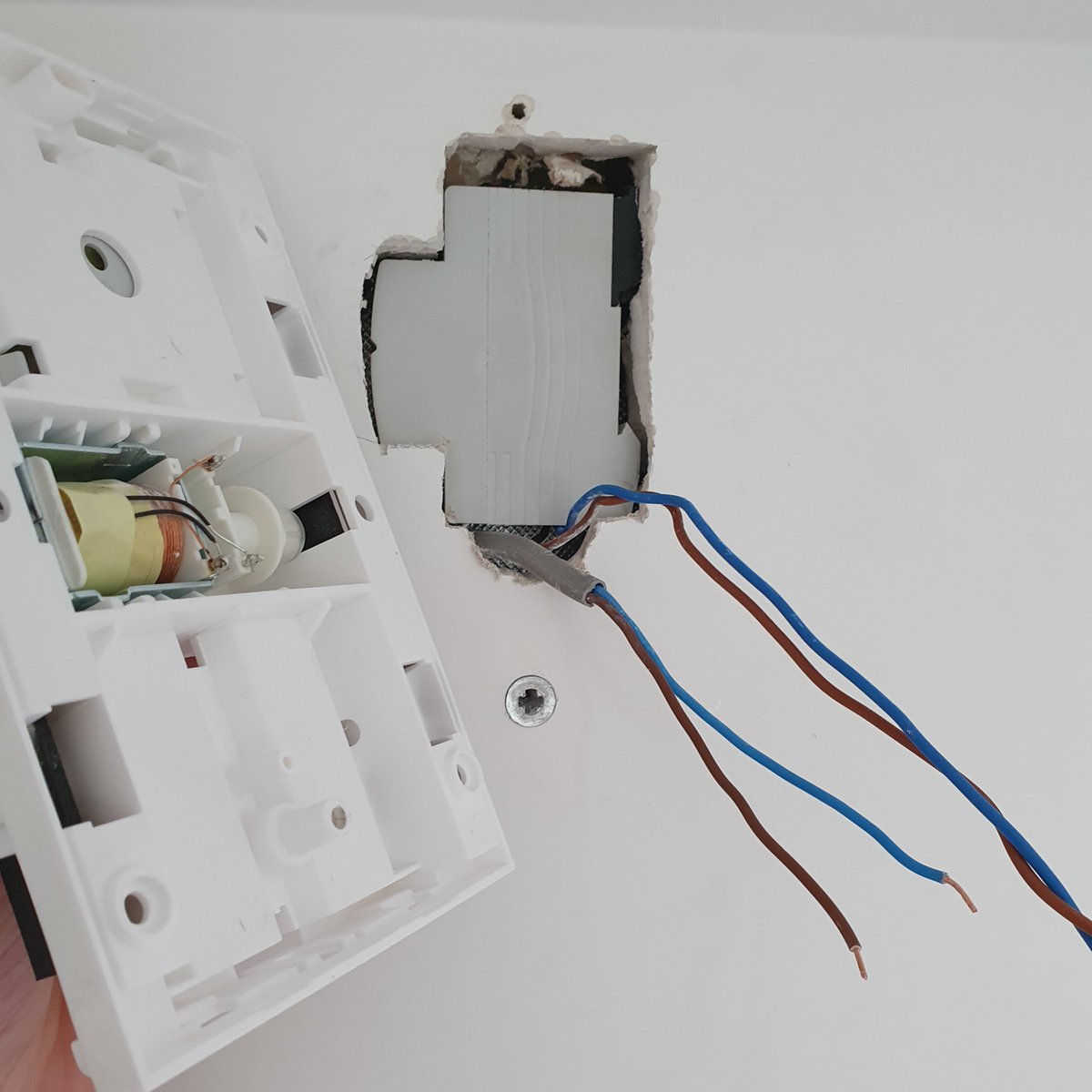 SmartrrElec's tweet image. Who&apos;s seen these state of the art DIN rail enclosures... so discreet you can hardly see they&apos;re there.😉 Supposedly they come as standard when you buy a £600,000 new build...🤪🤠🤯 @proelectrician @OfficialNAPIT @officialNICEIC @Adrianepdavey @sparkypete_ @ElectricalJuice