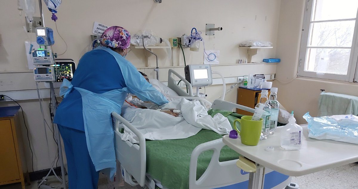 Novoa precisó que “la Dirección <a href="/SSVSA/">SaludValpoSanAntonio</a>, en conjunto con el equipo de intensivistas del Hospital <a href="/VAN_BUREN/">Colter Van Buren</a>, + el equipo profesional del <a href="/hepvalparaiso/">HEP Valparaíso</a> , han ido preparando las salas, capacitando al personal".