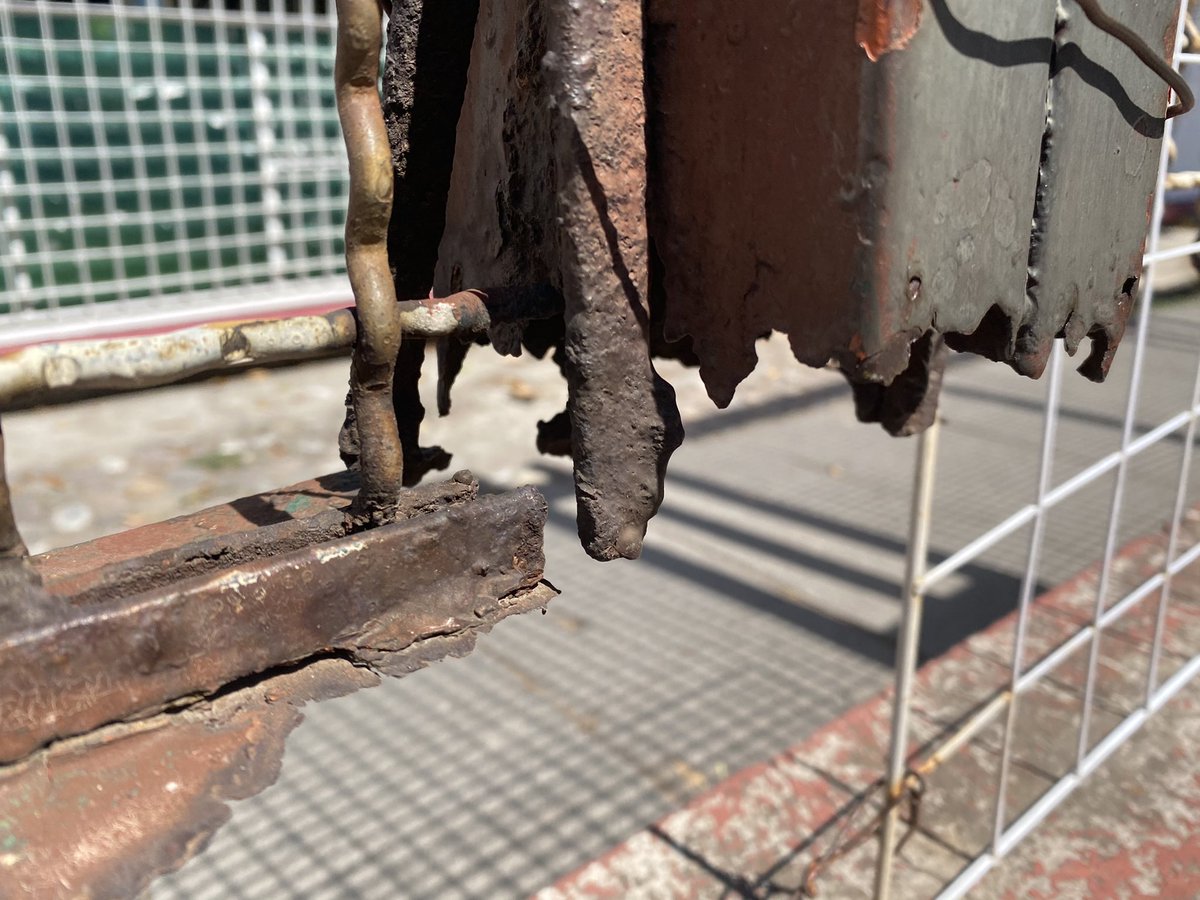 URGENTE <a href="/AlcCuauhtemocMx/">Alcaldía Cuauhtémoc</a> <a href="/nenulo/">Néstor Núñez</a> ayúdenos en #Tlatelolco 1er Sección Cancha Básquet con el piso con el piso muy maltratado y hoyos y rejas oxidadas y rotas. Es un riesgo sanitario y no se puede usar correctamente. Abro hilo.