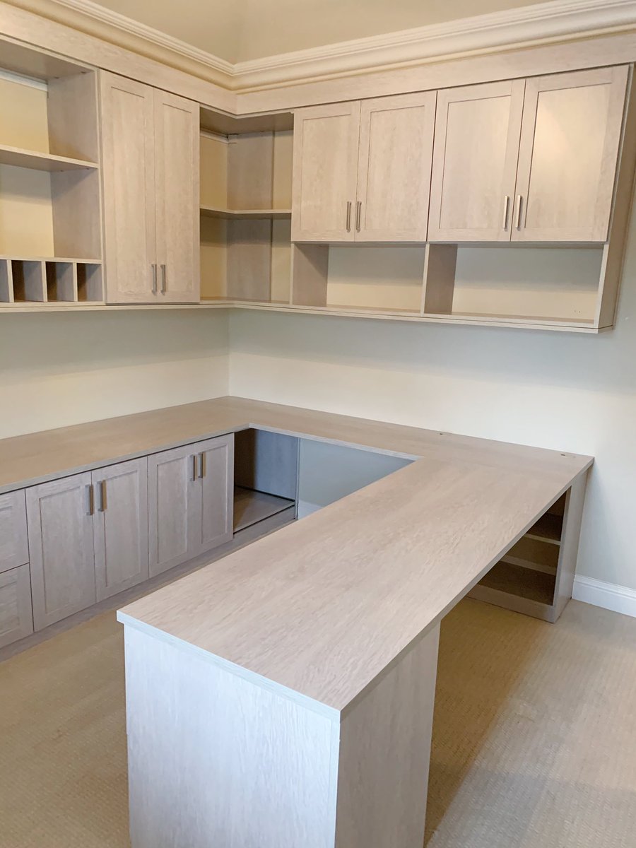 CalClosetsDFW's tweet image. This home office is fully equipped with all the necessities to get all your work completed. It also features our  Twin size Slow Motion Wall bed. Not only can you have a productive day, you can also get some rest too! 

Designed by Angela Johnson 

#homeoffice #slowmotionwallbed