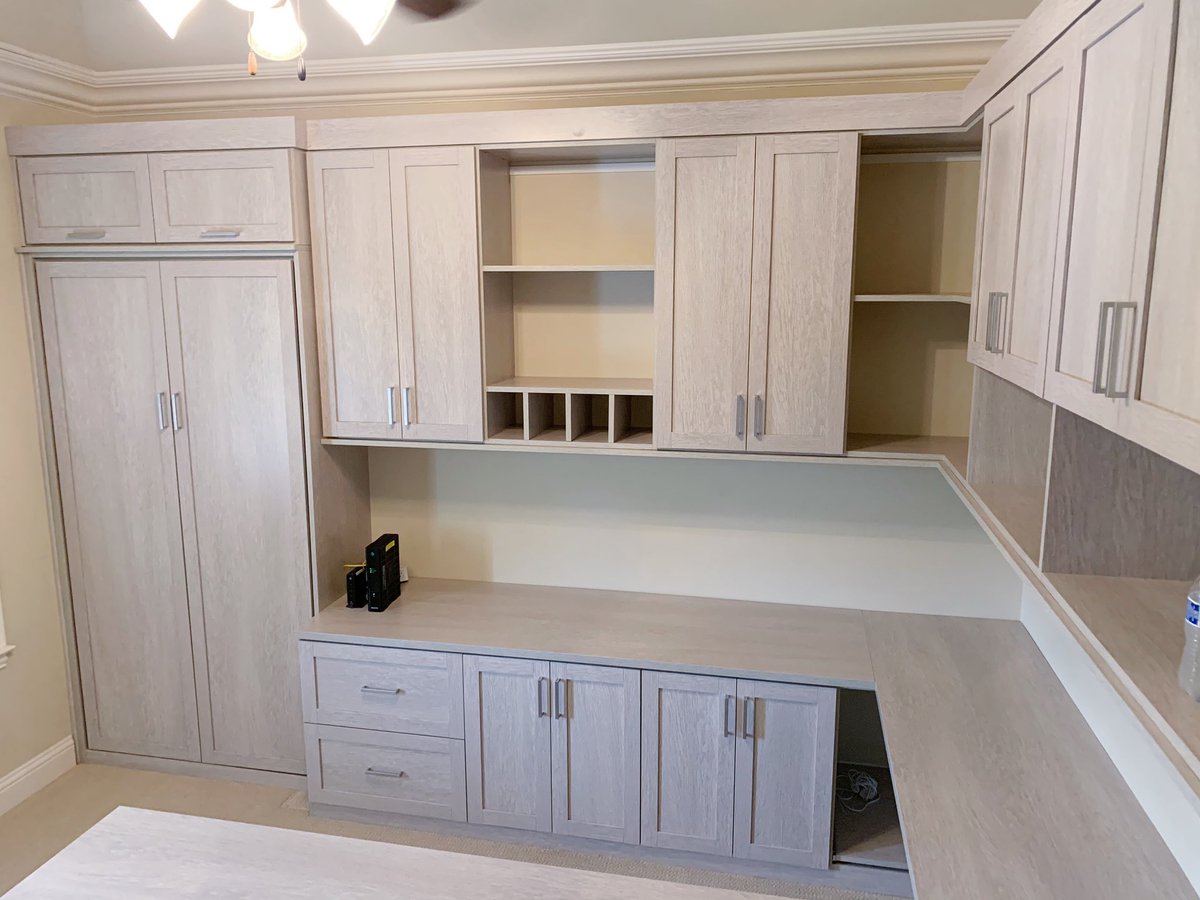 CalClosetsDFW's tweet image. This home office is fully equipped with all the necessities to get all your work completed. It also features our  Twin size Slow Motion Wall bed. Not only can you have a productive day, you can also get some rest too! 

Designed by Angela Johnson 

#homeoffice #slowmotionwallbed