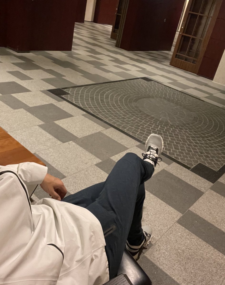 tohken0610's tweet photo. 今日は仕事で疲れたけど外に出ていないことに気づき、ちょっとだけお散歩してきました。

これだけでも気分爽快になれますね。
我ながら靴といいコーディネートだなぁと。

#お散歩も世界の鎌田スタイル
#CloudHiEdge 
#OnFriends https://t.co/be1PB7GRu8