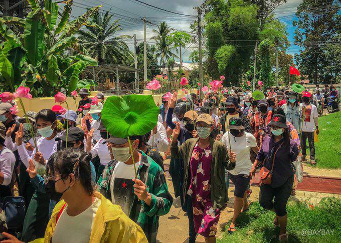 muangnu2's tweet photo. In Dawei, Civilians protest with lotus flowers against military dictatorship.
#WhatsHappeningInMyanmar 
#Apr20Coup 
#WeSupportNUG 
#ReleaseTheDetainees
#ASEANrejectSAC https://t.co/B8kpX38PRC