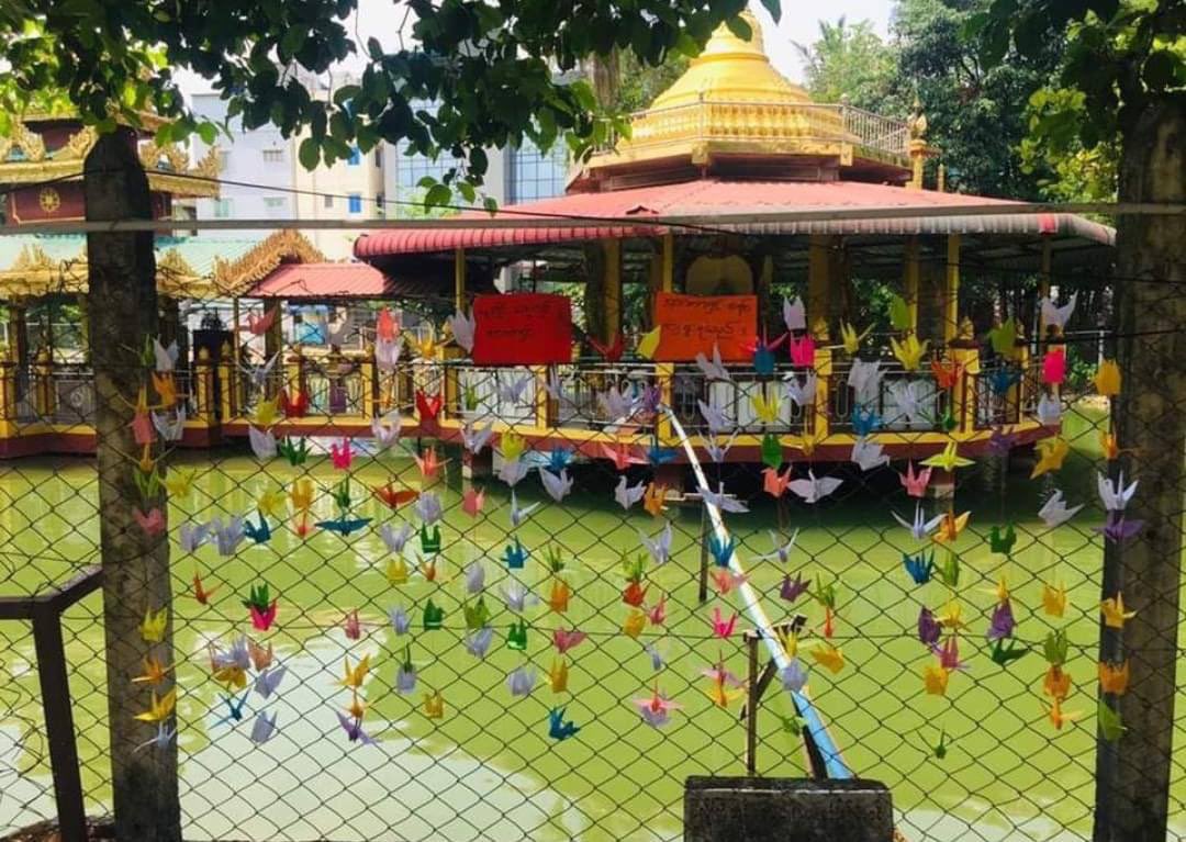 muangnu2's tweet photo. “Flamingos For Victory”, Origami Strike by youths in Insein, Yangon as an anti-coup protest.
#Apr20Coup
#ASEANrejectSAC
#WhatsHappeningInMyanmar https://t.co/d3AT3TCUIi