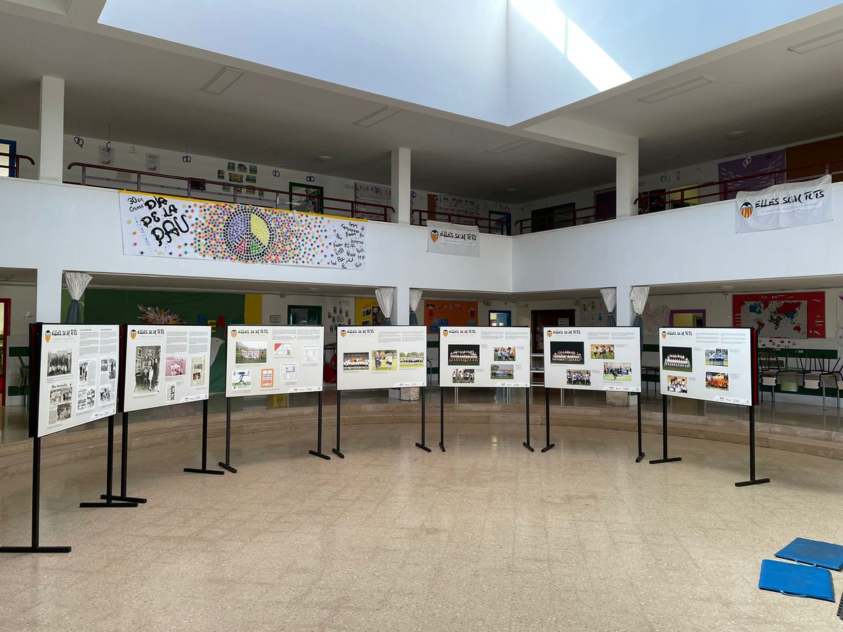 FVCF_Events's tweet image. 👦🏻👧🏻 Los alumnos del CEIP Ciutat Artista Faller, en el marco de Escoles #CORblanquinegre 🖤, tienen la ocasión de visitar la expo #EllesSomTots 🤝, del #VCFfem 🦇, que la #VCFfun ha preparado en el propio centro con @Teika_es ⤵️

#JuntsAnemAMUNT