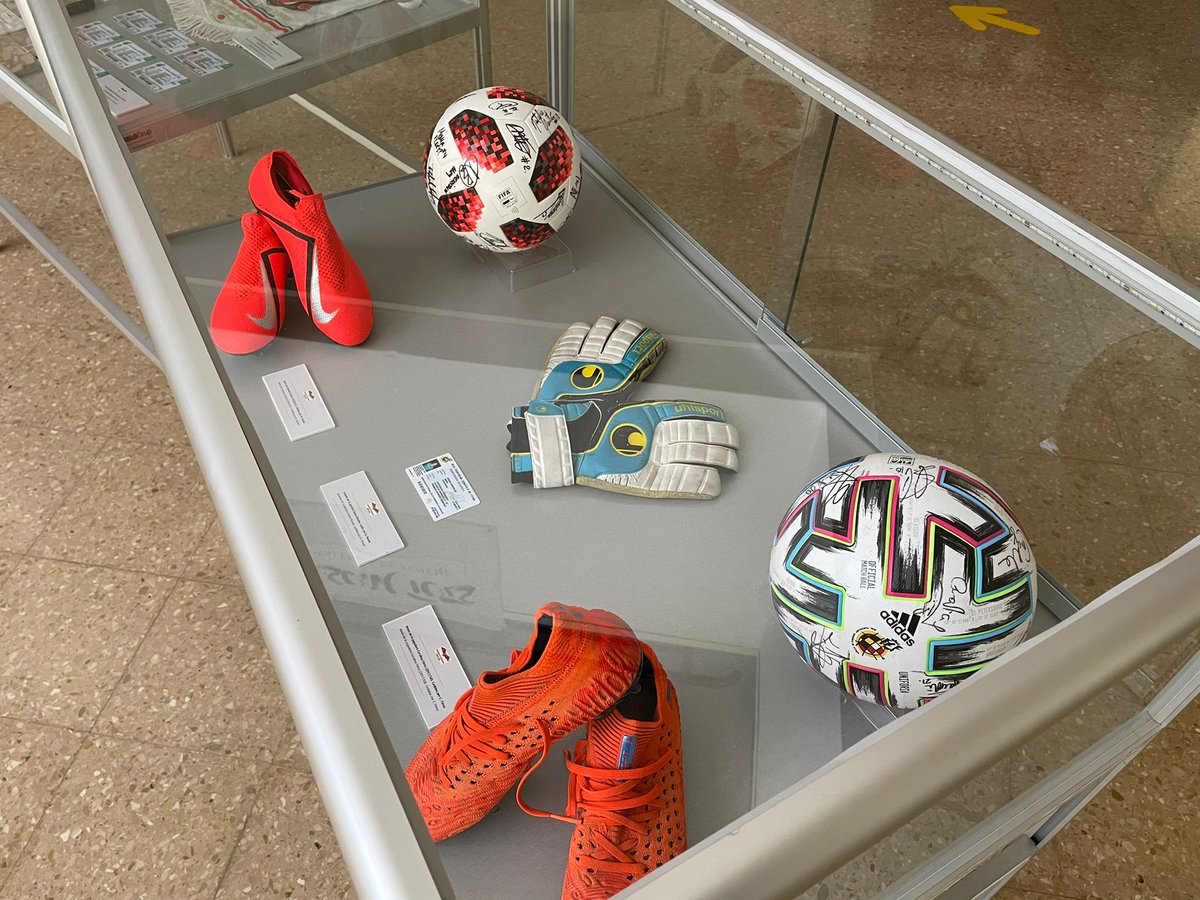 FVCF_Events's tweet image. 👦🏻👧🏻 Los alumnos del CEIP Ciutat Artista Faller, en el marco de Escoles #CORblanquinegre 🖤, tienen la ocasión de visitar la expo #EllesSomTots 🤝, del #VCFfem 🦇, que la #VCFfun ha preparado en el propio centro con @Teika_es ⤵️

#JuntsAnemAMUNT