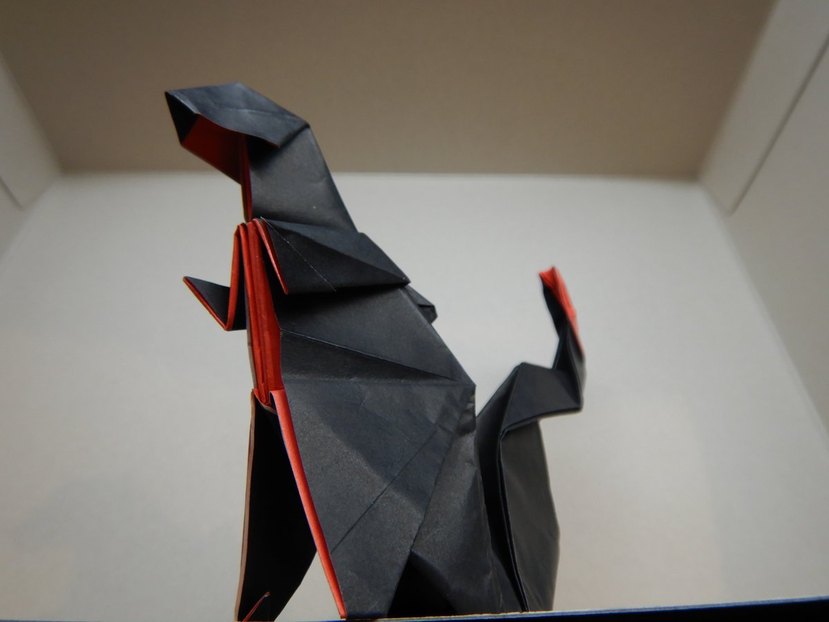 表と裏が
黒色と赤色の紙で折ると
すごくそれっぽい感じに
なります。
(2/2)

#ゴジラ #Godzilla 
#折り紙 #Origami 