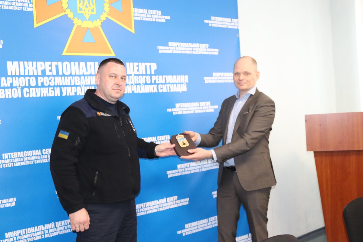 SwedeninUA's tweet photo. Together w 🇸🇪 demining center #SWEDEC, we visited SSTS demining center in Chernihiv. Joined by Major General Serhiy Zatolokin & MP and National Hero of Ukraine Ihor Herasymenko. Also visited @dsns_ua demining center in Merefa. Impressed by 🇺🇦 demining work. #OSCE2021SWE https://t.co/Sdm7vDM2rk
