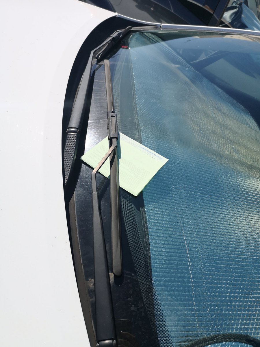 AdrianDiJi's tweet photo. Que me dejen una notita en el parabrisas me parece un detalle superbonito 🥰 una pena que haya sido la policía local :( https://t.co/l7V1NoFWss