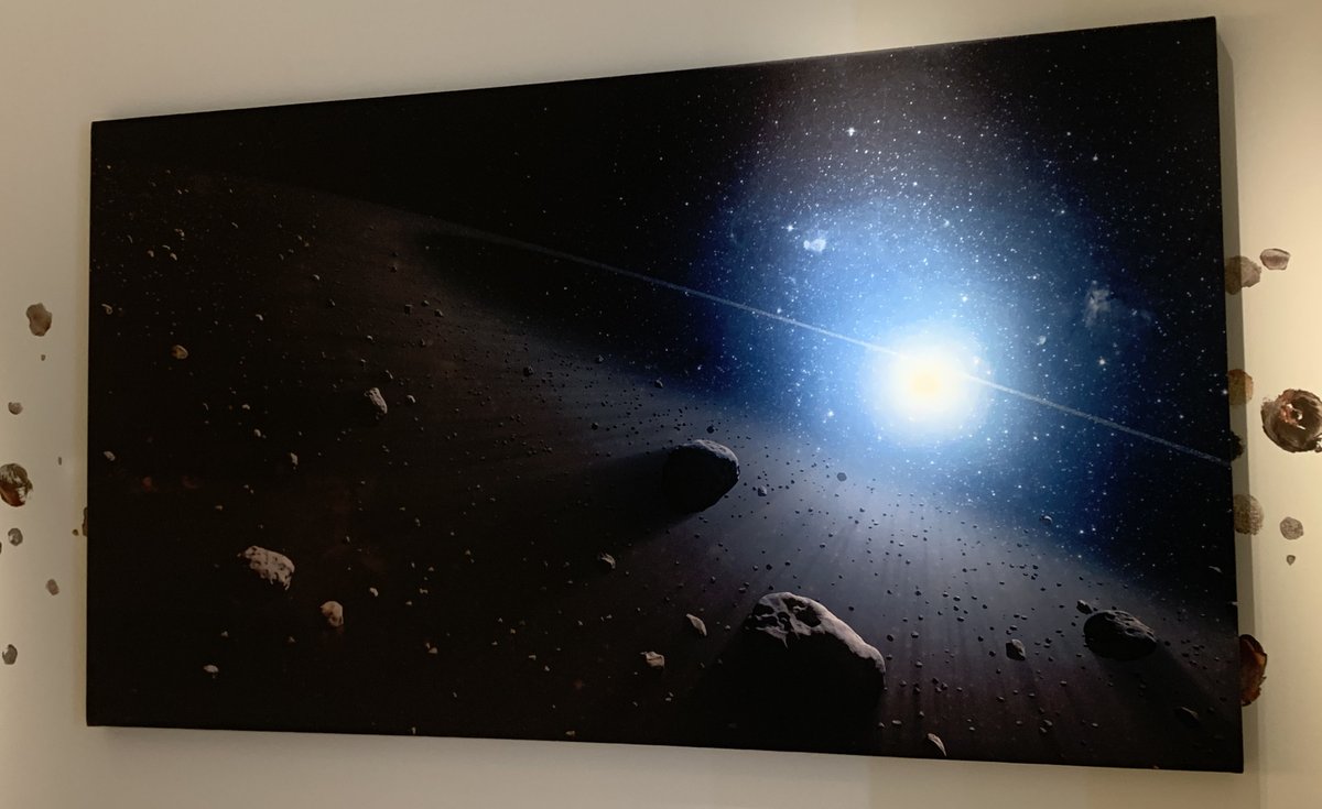 El #espacio es y ha sido una gran fuente de inspiración para el arte como se muestra en esta ilustración de un cinturón de asteroides en torno a la estrella Vega. Podéis verla en vuestra visita a ‘Tocar el cielo’ #arteyciencia
ow.ly/UtSX50EsPzm