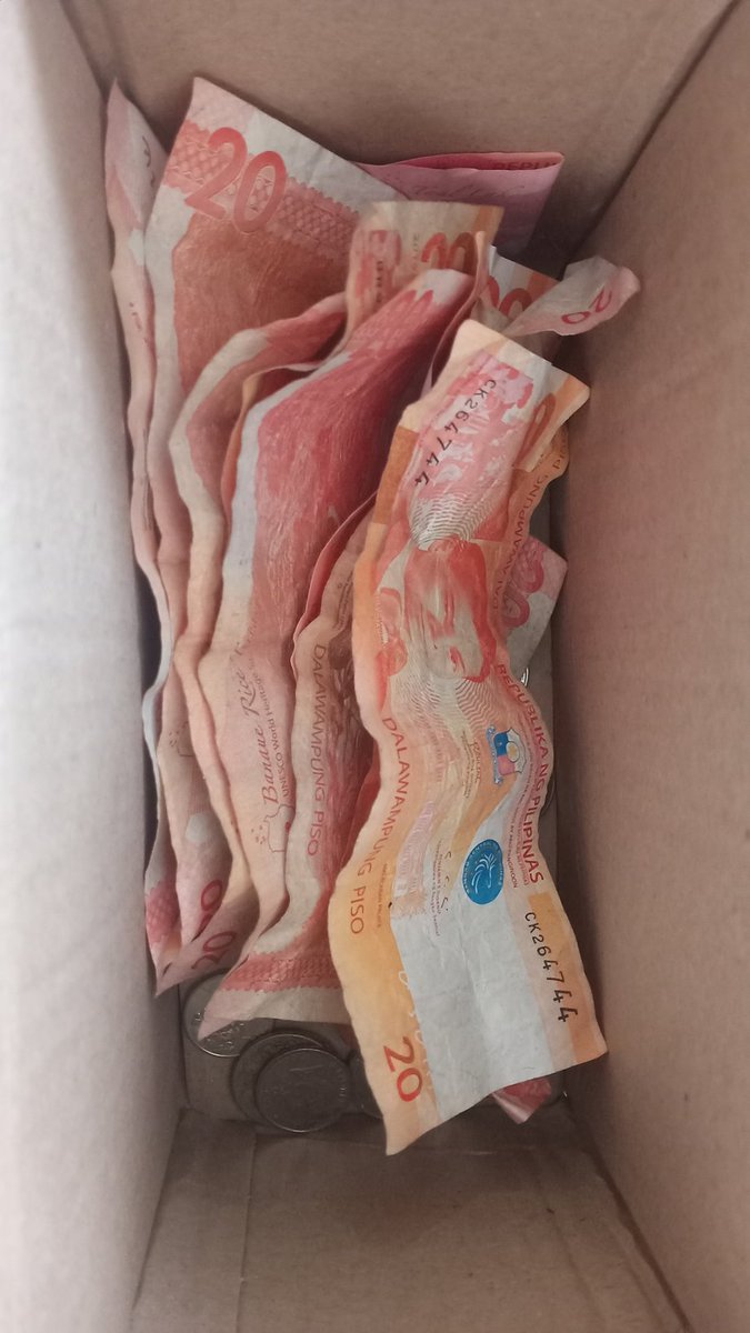 Kagagaling ko sa pantry para ayusin sana yung mga boxes at i follow up. Tapos nakita kong may box, then sabi ko bakit po sila nagbibigay, libre po ito walang bayad, tapos sabi ng nila " Kahit konting tulong lang po namin sir para maipagpatuloy po natin ang community pantry."