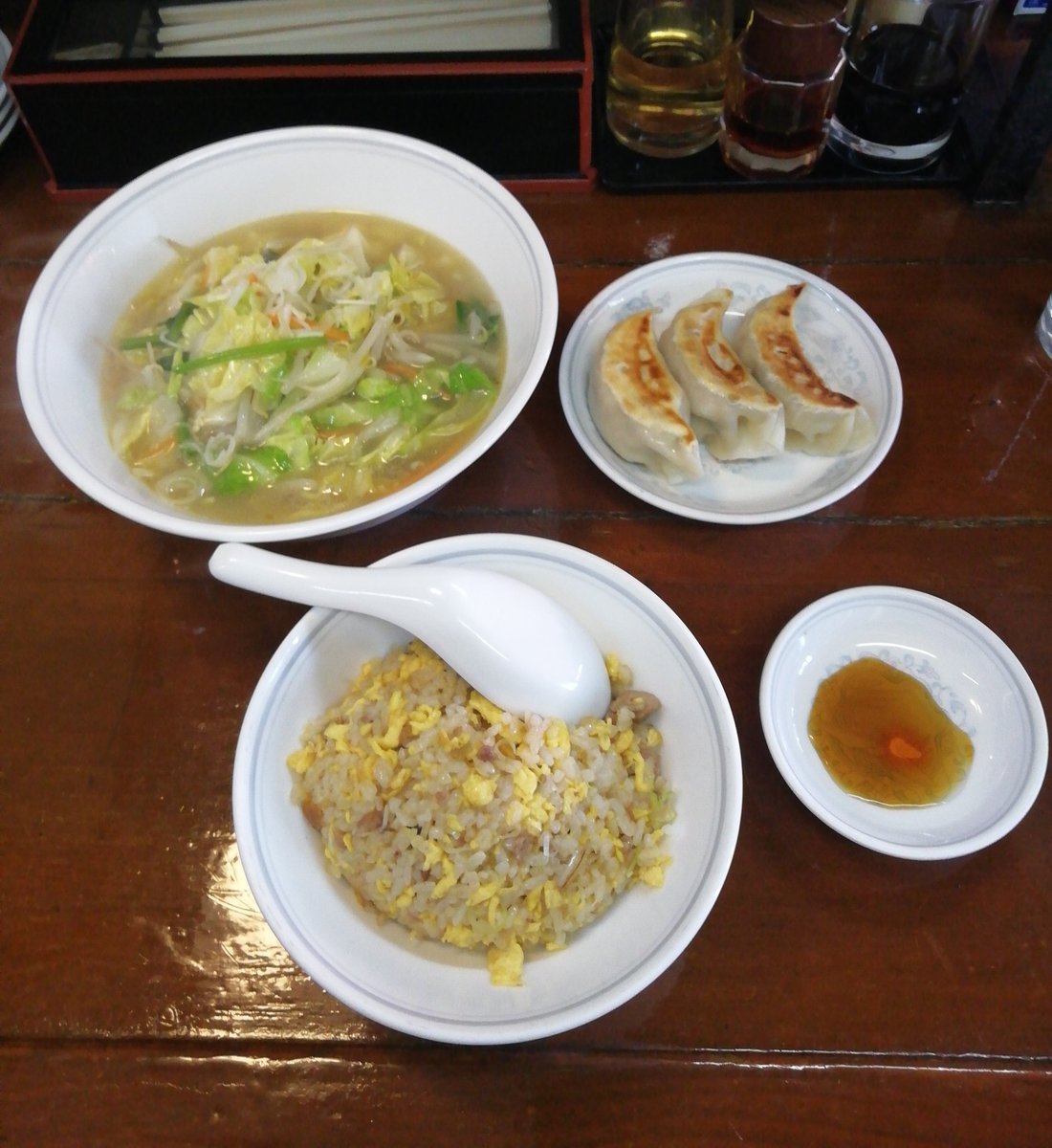 今日は、お昼は上尾市役所近くの「中華料理鳳春」さん❤️
ランチタイムなので、とっとと食べてと思ったのですが…
タンメンの野菜が甘くて美味しい🤗
熱々の餃子🥟とチャーシューがゴロゴロのチャーハン🤗
もう満腹でした✌️
#あげおまるっとグルメ