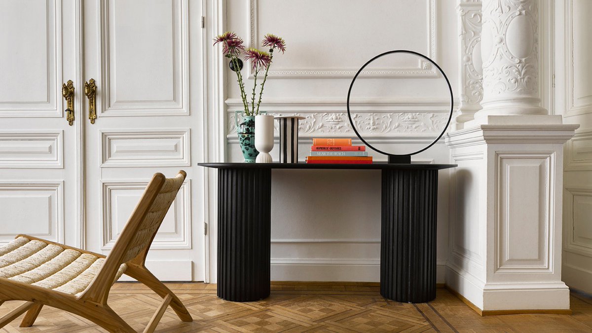 Ilumina los pequeños rincones de la casa o la zona del recibidor con la original lámpara de sobremesa Aro luminoso: bit.ly/3gv8tdD

#home #decor #inspiration