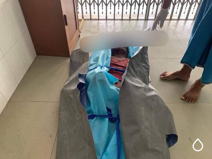 An unknown dead body full of external injuries, seemed to be brutally beaten up to death, was dumped in the trash by Military Truck in MyaYeeNandar Housing in Mandalay this morning according to the eyewitness.
#Apr20Coup
#WhatsHappeningInMyanmar