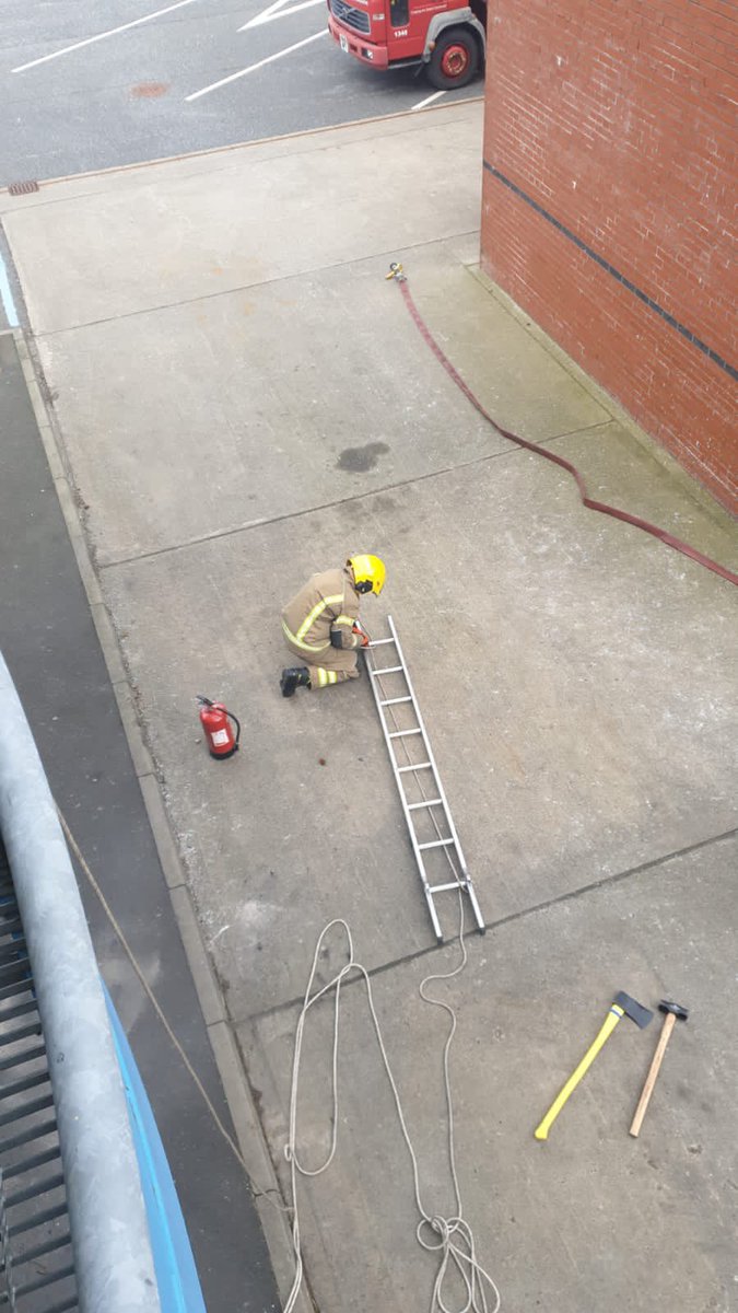 Tyne_Wear_FRS's tweet photo. Welcome back!
Last week firefighters from recruit course 51/20 were back at the training centre for their 12 month assessments. π
#ReadyWillingAble #TrainingToProtectYou https://t.co/lkcpXFqjoo