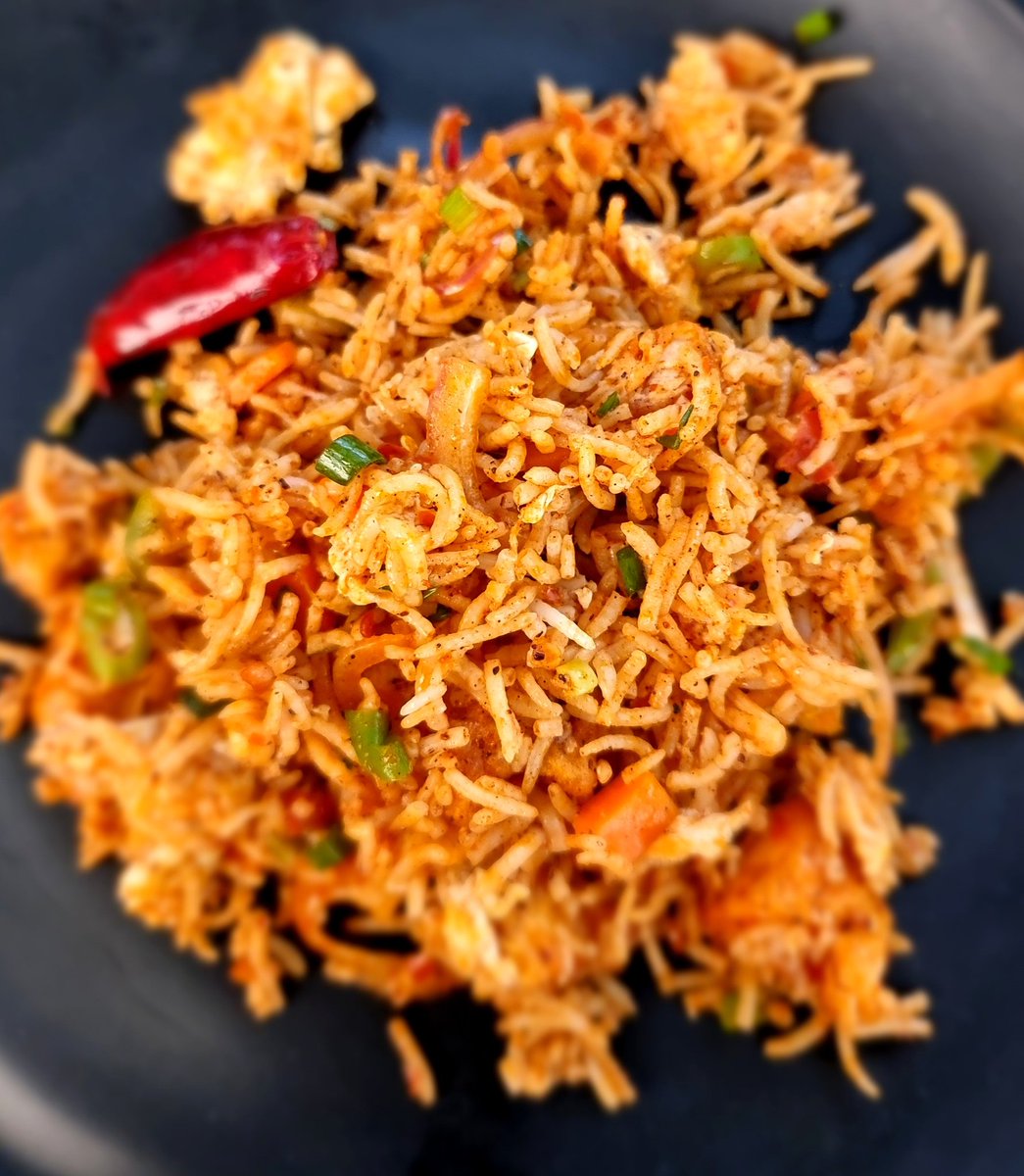 yskanth's tweet image. ఇక నుండి బయటి ఫుడ్ కట్ చేయమన్నానని, ఇవాళ ఇంట్లో వంట ప్రోగ్రామ్ నాకే అప్పగించారు పిల్లకాయలు 👨‍🍳

సరేలే అని సరదాగా #schezwan ఫ్రైడ్ రైస్ ట్రై చేస్తే ఇలా వచ్చింది. అదిరిపోయిందని సర్టిఫికెట్ కూడా వచ్చింది బోనస్ గా 🤭🤭🤭