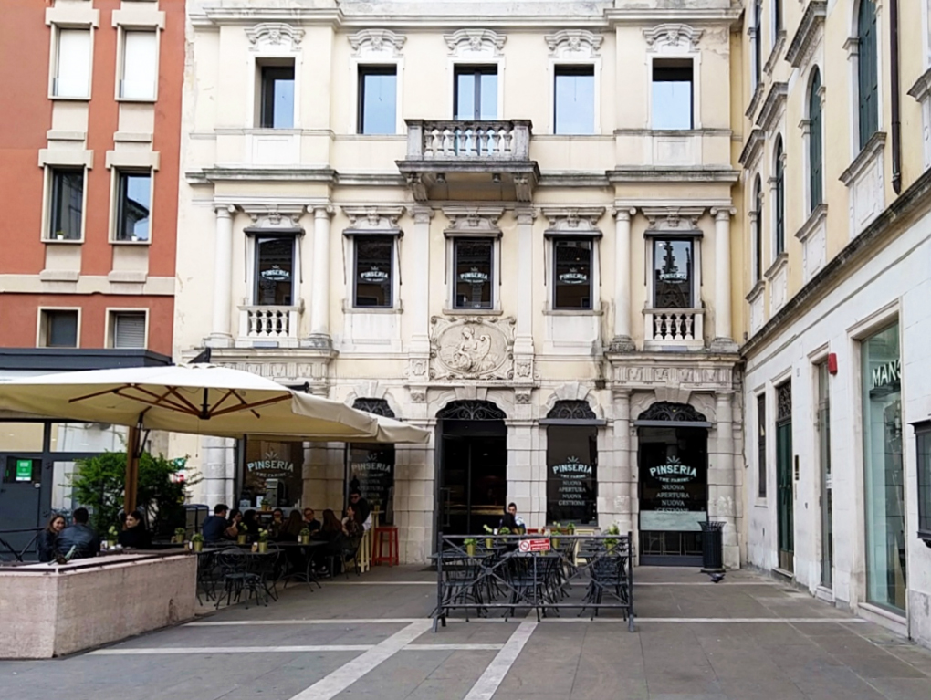 BlueRedGroupSpA's tweet photo. Pinseria Tre Farine in centro storico a #Padova #Shopfitting & #Branding by @BlueRedGroupSpA Per sviluppare la tua attività in #franchising, affidati a noi!
#bluered #blueredgroup #blueredarreda #pinseriatrefarine #arredi #pinseria #ristorante #bar #arredamenti #constile https://t.co/wHIYOgN3vp