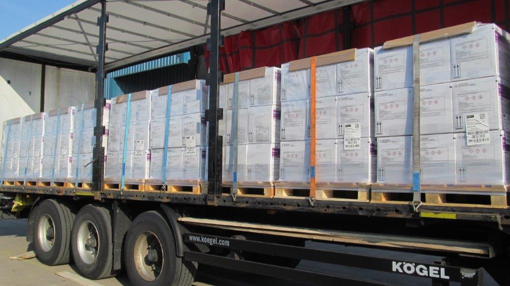 CortevaUK's tweet photo. Early morning arrival of #Univoq™️ fungicide into the UK. 🚚 🚚 
Thank you @team_RASE for the photos.  
Univoq is available for delivery now. Please enquire through your local distributor. 

https://t.co/DCGQun157A
#Inatreq #iQ4 https://t.co/4gbM1dgtwx