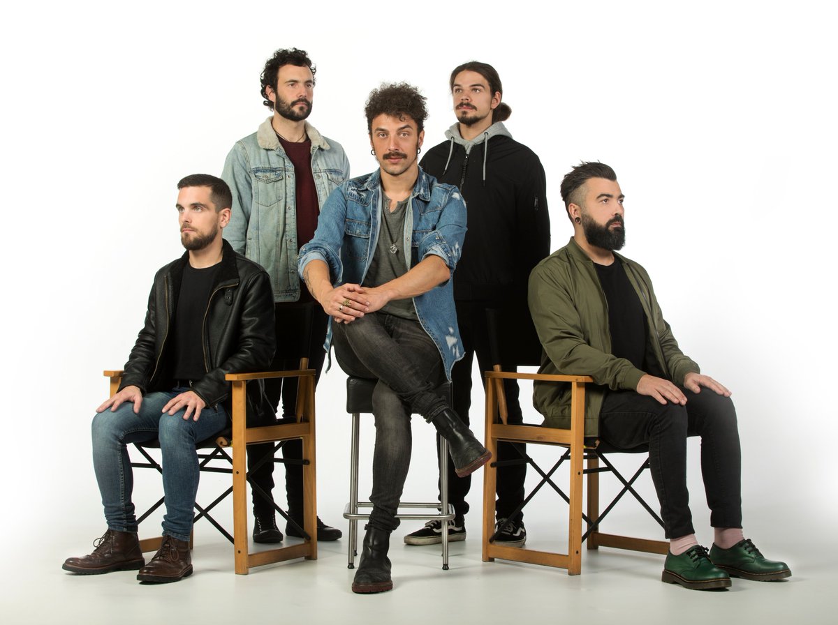 Buenos días, indiefamily. Empezamos el martes sentando en "El Banquillo del Entrevistado" a <a href="/GabrielShinova/">Gabriel de la Rosa</a>, la voz de <a href="/shinovaoficial/">Shinova (oficial)</a> que empieza la gira "La Buena Suerte" este sábado en @Muelle12alc. Entradas a la venta en <a href="/entradas/">entradas.com</a>  <a href="/ProdsBaltimore/">Producciones Baltimore</a> 

alacant-indie.blogspot.com/2021/04/el-ban…