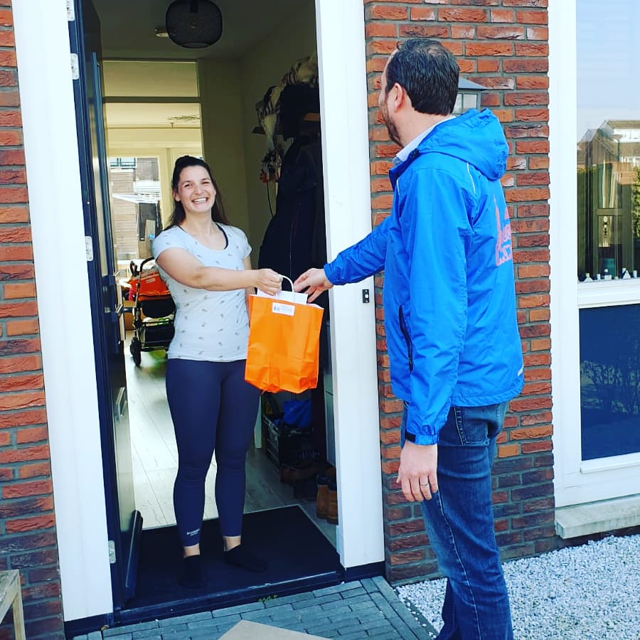 feestcomite's tweet photo. De Eemnesser Dorpsquiz begint officeel pas volgende week, maar vandaag ontvangen alle teamcaptains reeds hun eerste verassing! https://t.co/VGTJ8WdmEY