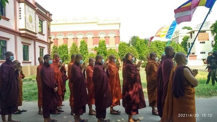 spring21MM's tweet photo. In #Mandalay, on April 20, the Sangha Union held a public prayer rally to help the people get rid of all their sufferings, to make federal democracy a success, and for a quick peace in Myanmar.
#Apr20Coup
#WhatsHappeningInMyanmar https://t.co/IrXC2m29gz