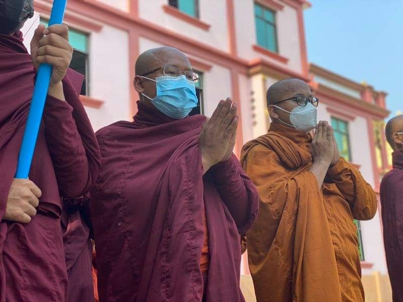 spring21MM's tweet photo. In #Mandalay, on April 20, the Sangha Union held a public prayer rally to help the people get rid of all their sufferings, to make federal democracy a success, and for a quick peace in Myanmar.
#Apr20Coup
#WhatsHappeningInMyanmar https://t.co/IrXC2m29gz