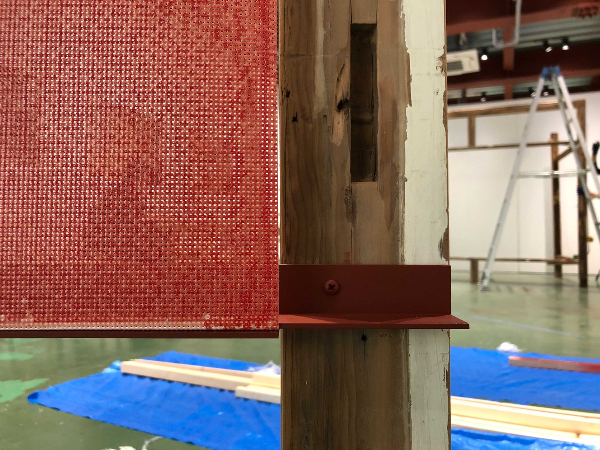 ttsnym's tweet image. bababaのヴェネチアビエンナーレ展のインスタレーション、現場入りしている砂山木内のメンバー塩崎くんから送られてきた今日のインストール進捗。
トイレの3D点群データを元の住宅のファサードトタン波板の錆止め色と同色にしてメッシュターポリンに出力したものです
#vba2020jp #vba2021jp