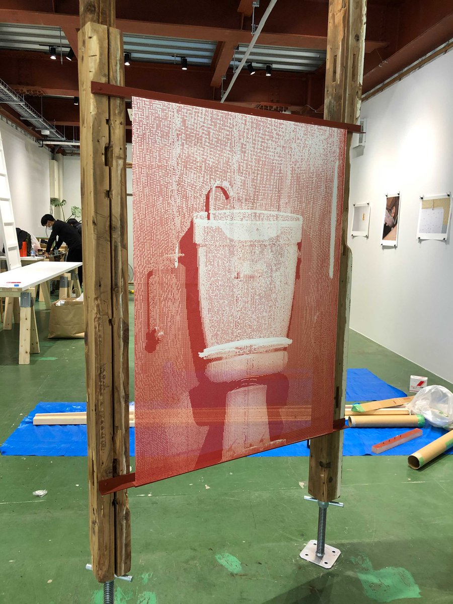 ttsnym's tweet image. bababaのヴェネチアビエンナーレ展のインスタレーション、現場入りしている砂山木内のメンバー塩崎くんから送られてきた今日のインストール進捗。
トイレの3D点群データを元の住宅のファサードトタン波板の錆止め色と同色にしてメッシュターポリンに出力したものです
#vba2020jp #vba2021jp