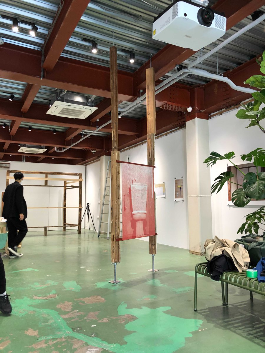 ttsnym's tweet image. bababaのヴェネチアビエンナーレ展のインスタレーション、現場入りしている砂山木内のメンバー塩崎くんから送られてきた今日のインストール進捗。
トイレの3D点群データを元の住宅のファサードトタン波板の錆止め色と同色にしてメッシュターポリンに出力したものです
#vba2020jp #vba2021jp