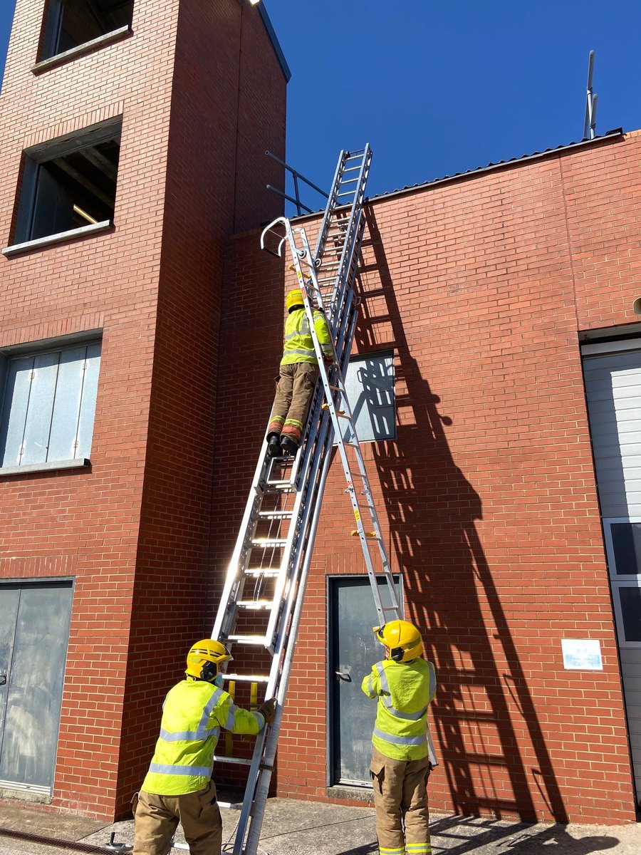Tyne_Wear_FRS's tweet photo. Lovely weather for Washington blue watch core skills session.
They carried out ladders, hose, knots and lines training. π
#ReadyWillingAble #TrainingToProtectYou https://t.co/HEiYcd9NYs