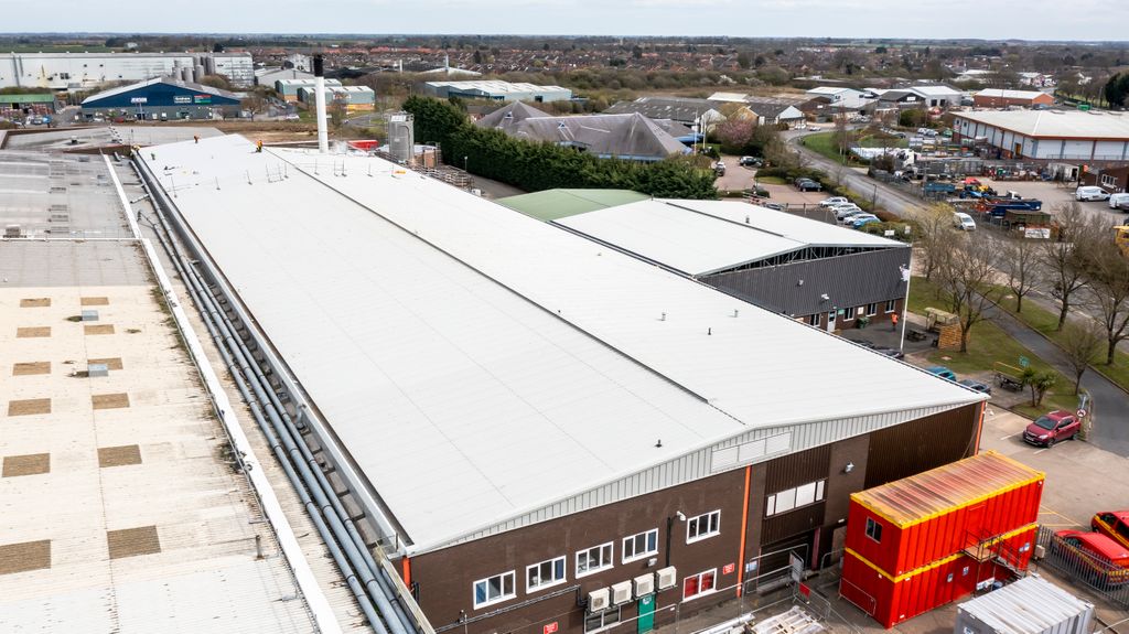 KGMRoofing's tweet image. 🚨 PROJECT UPDATE🚨  now coming to it&apos;s end as you can see from our latest #drone #PHOTOS our flat to pitch conversion project using key suppliers @dibsastructures and @KingspanIP_UK , thank you for your efforts through out this project #SupplyChain #ThankYou 👏