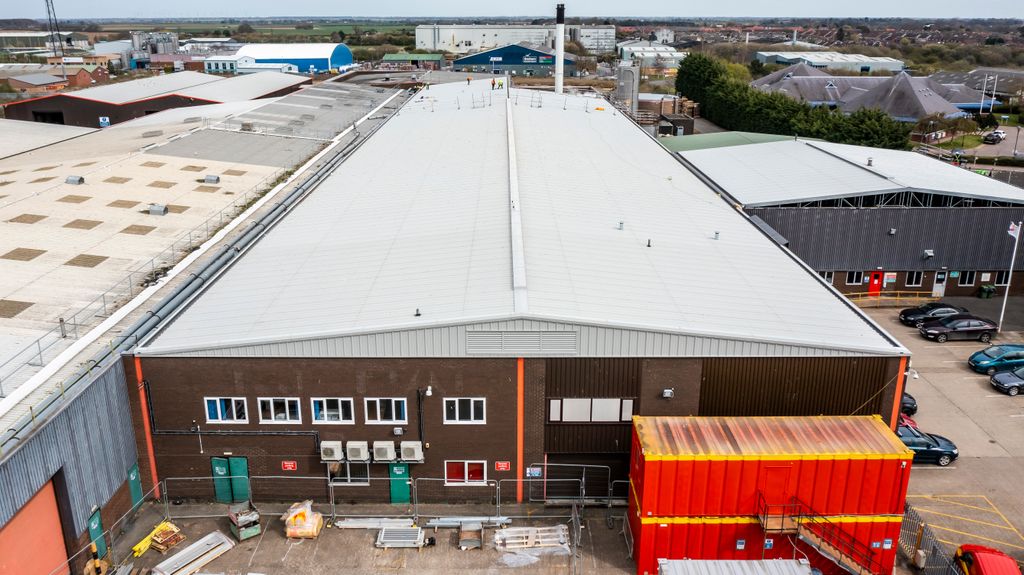 KGMRoofing's tweet image. 🚨 PROJECT UPDATE🚨  now coming to it&apos;s end as you can see from our latest #drone #PHOTOS our flat to pitch conversion project using key suppliers @dibsastructures and @KingspanIP_UK , thank you for your efforts through out this project #SupplyChain #ThankYou 👏