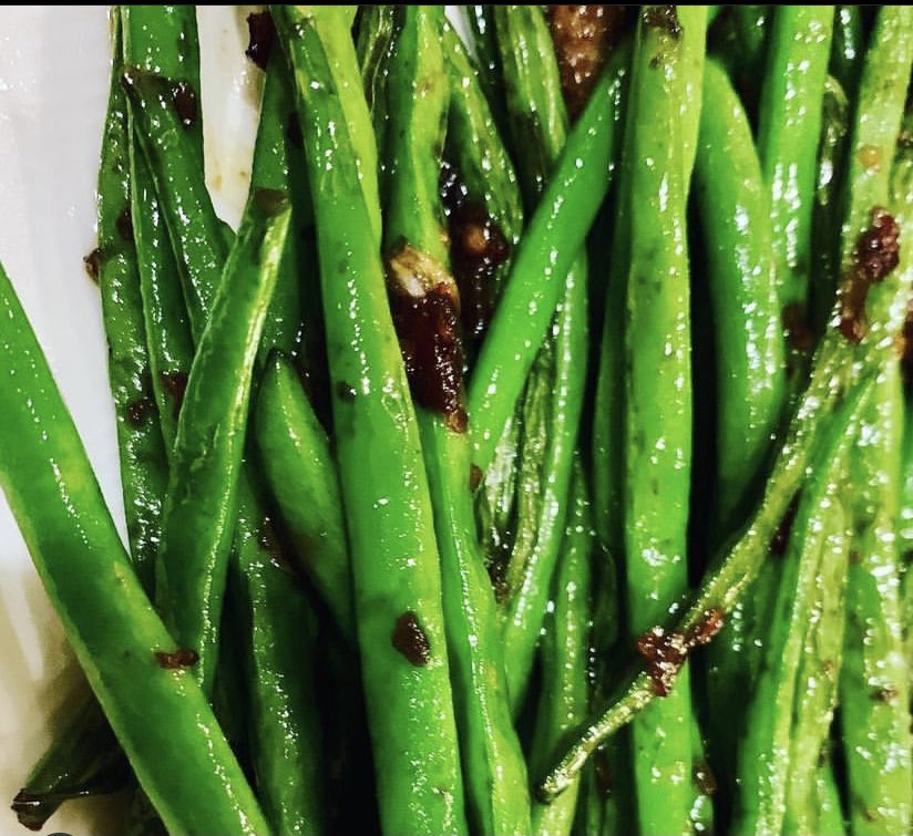 YUM!! make your veg SO TASTY with products from Spice Way: green beans sautéed in olive oil with chopped shallots &amp; our amazing black garlic sugar &amp; mushrooms with a drizzle of olive oil &amp; our precious paprika spice blend. Simply DELICIOUS! ONLINE here: spicewayuk.com