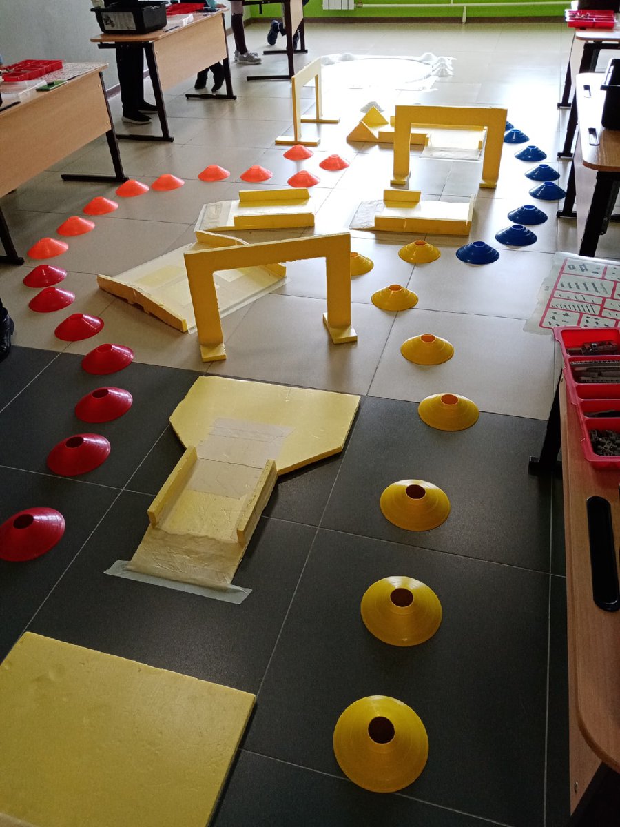 19.04  в Центре дополнительного образования прошли школьные соревнования по робототехнике "РОБОТРЕК"среди команд обучающихся 3 классов.Команды под руководство педагога дополнительного образования Потапова Ю.А. собирали роботов из наборов Lego Mindstorms EV3 и проходили робко-трек