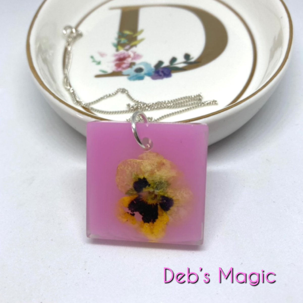 debsmagicgifts's tweet photo. Here’s my new ‘Viola In The Pink’ Resin Pendant with Sterling Silver Link/Chain https://t.co/KZgtRn2uLe #etsy #elevenseshour #craftbizparty #womaninbiz https://t.co/N011J32WHw