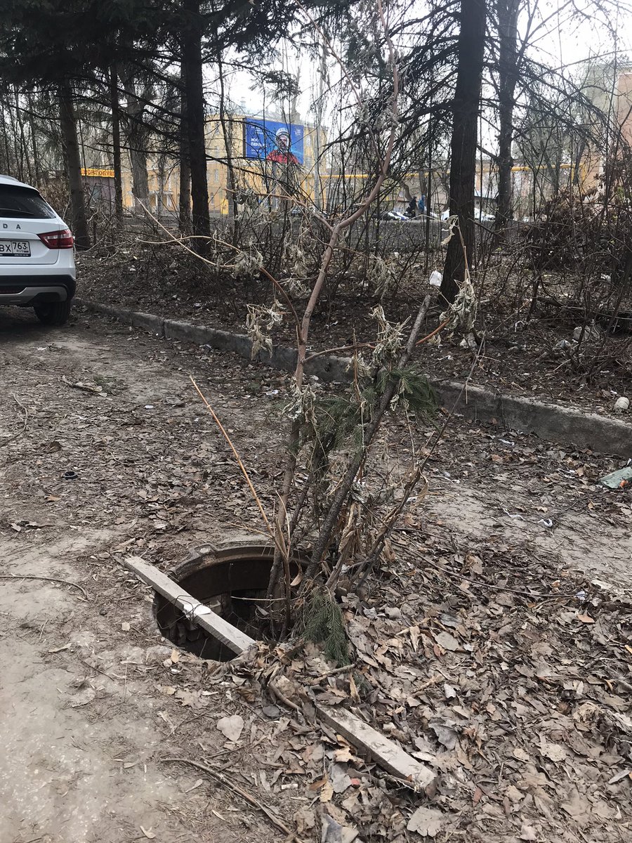 ypigacheva's tweet photo. @D_Azaroff @SamMobilePriem @Adm_Okt_Samara  Открытый люк на протяжении года так и ждёт, чтобы в него кто-то провалился в темное время суток! Ул. Сов.Армии (рядом с Рн Учёт) https://t.co/csUfix6diy