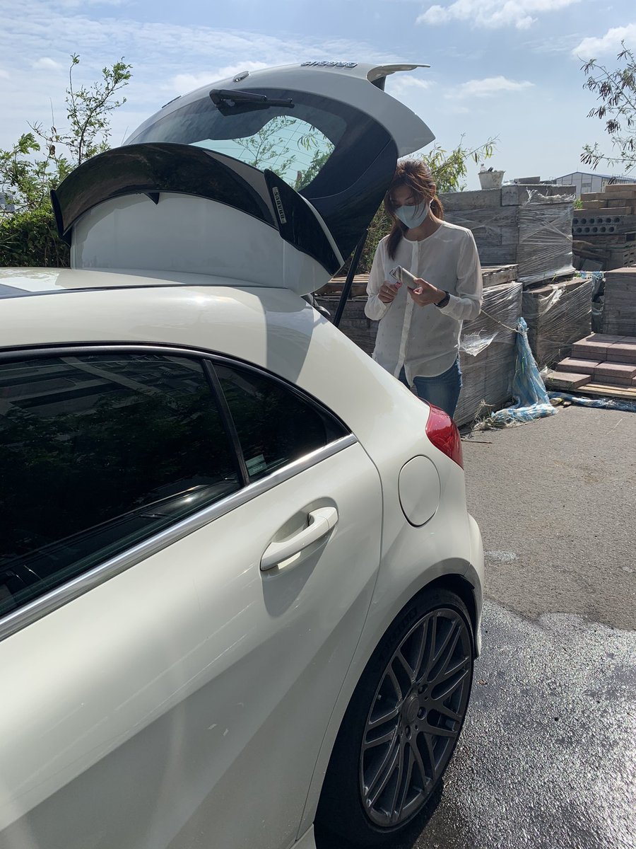agobosshc's tweet photo. 好久沒有自己洗車了，但懶惰絕對會是貧窮的開始，這種不下雨的天氣自己洗一下，因為可以撐很久。
看起來像是小芬跟我一起洗車，其實不是這樣，我洗好車小芬才出來，輕鬆的事我才會讓小芬幫忙，男人一定要記住，老婆是娶回來疼的。 https://t.co/kb2GllPMJC
