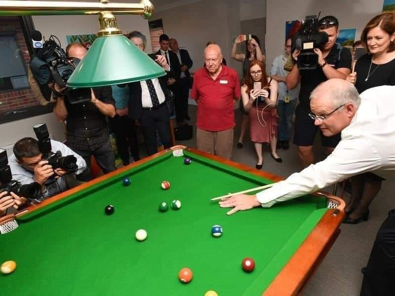 IH8SHOKJOKS's tweet photo. One could only wonder what the great "Whispering" Ted Lowe would say here. One suspects he'd say something like, "Oh dear, it's as though he doesn't know what he's actually doing" & then have another sip of bubbly. #auspol2021 #MinnesotaScotty #PhotoOpOnly https://t.co/ix5XQHRUoN