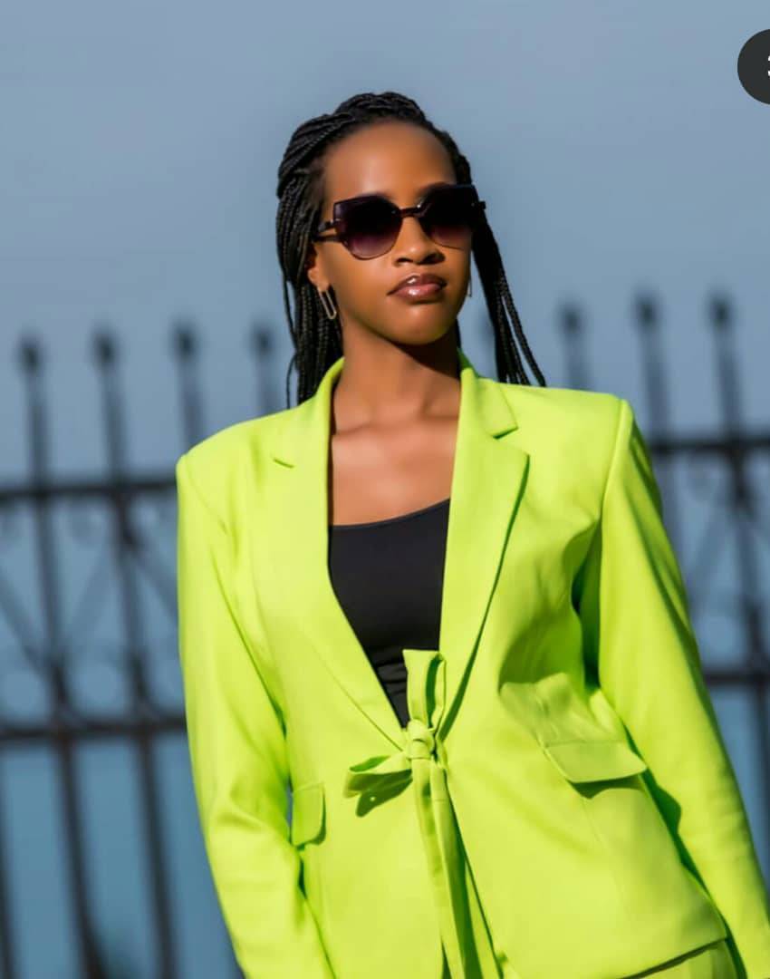 IGIHE's tweet photo. Umutoniwase Brenda w’imyaka 24, washinze inzu ya BrenFashion avuga ko guhanga imyambaro ari ibintu abona bimaze kugira agaciro gakomeye mu Rwanda kuko abanyarwanda basigaye baterwa ishema n’ibikorerwa iwabo. 
https://t.co/9Psg0xUwwf https://t.co/C3C5ZCFPL1