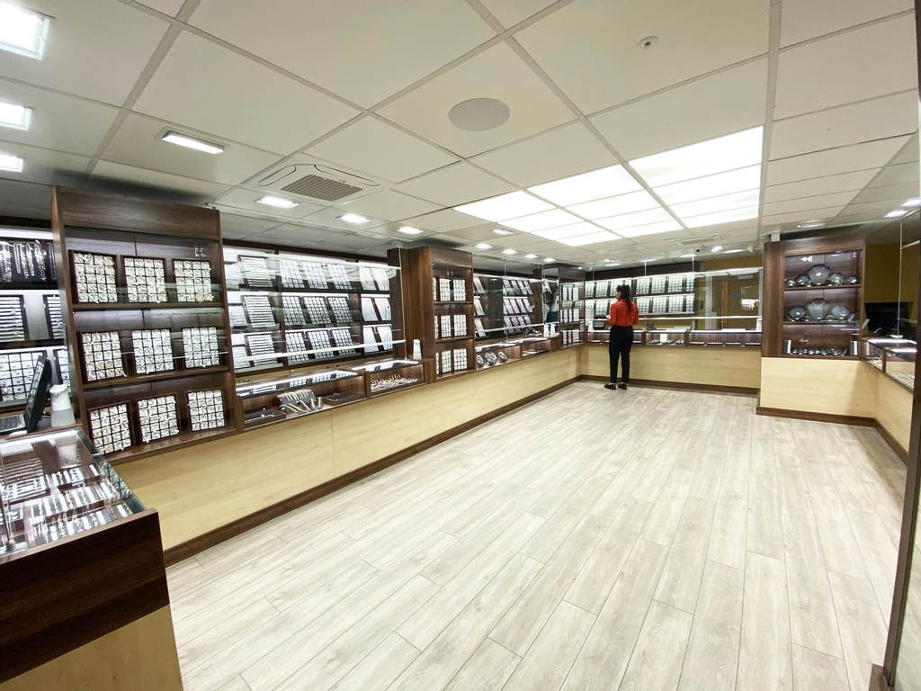 sonnysjewellers's tweet photo. During lockdown we had a small team give our store a facelift!
We really wanted to open up the space and freshen it up, so that’s exactly what we did. There’s more room for jewellery and for our customers!✨✨
𝟬𝟭𝟮𝟭 𝟮𝟯𝟲 𝟮𝟰𝟮𝟲
#JewelleryQuarter #SupportYourLocalJeweller https://t.co/rtY7xWocJQ