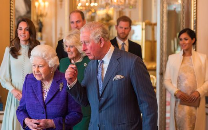 MirrorRoyal's tweet photo. Queen 'makes it clear' she's 'united with William and Charles' in Harry feud https://t.co/2JMqdohAw7 https://t.co/8KclhG8grK