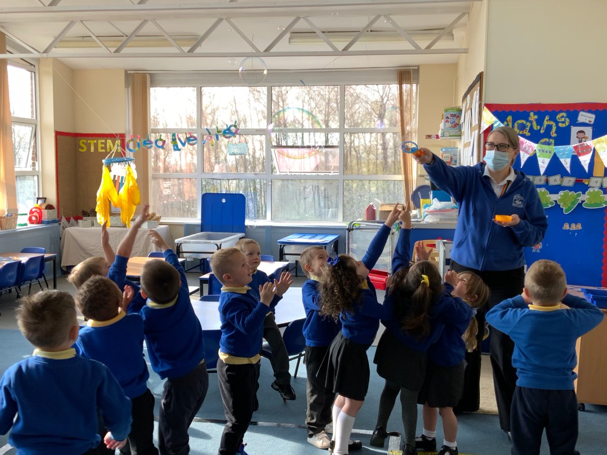RYFOren's tweet photo. Our new bubble machine made enormous bubbles for us to pop today #RYFWellbeing #HealthyHarri #RYFArticle31 @rhosyfedwen https://t.co/5QHrIGvNOm