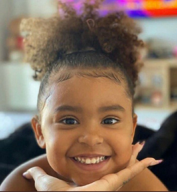 Centraljuliett8's tweet photo. TOYA MERECE RESPEITO ,SABEMOS QUE VÁRIAS PESSOAS ESTÃO CRIANDO PERFIS FINGINDO QUE APOIA A JULIETTE MAS É  PARA FALAR MAL DA TOYA FILHA DA POCAH ,ELES FAZEM ISSO PARA QUEIMAR A IMAGEM DA JULIETTE,ISSO É UM ABSURDO,QUERER ATRAPALHAR A VIDA DO OUTRO E AMEAÇAR UMA CRIANÇA!🖤 https://t.co/tTXwcxTNis