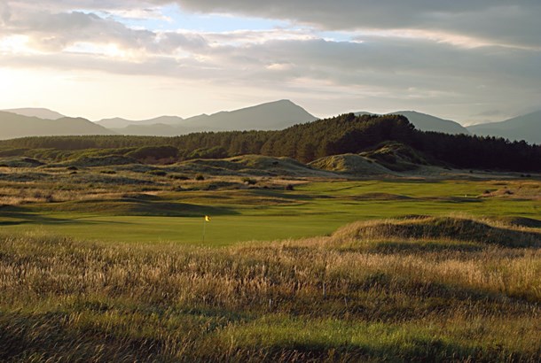 Fantastic #golf breaks in Wales by @HashtagGolfUK @HashtagTravelUK. Golfing in Wales is a real golfing heaven for those who enjoy quality, variety and value. Golf resorts or golf tours, #Wales has it all. - mailchi.mp/hashtagtravelg… - #golftravel #golfbreak #golfinwales