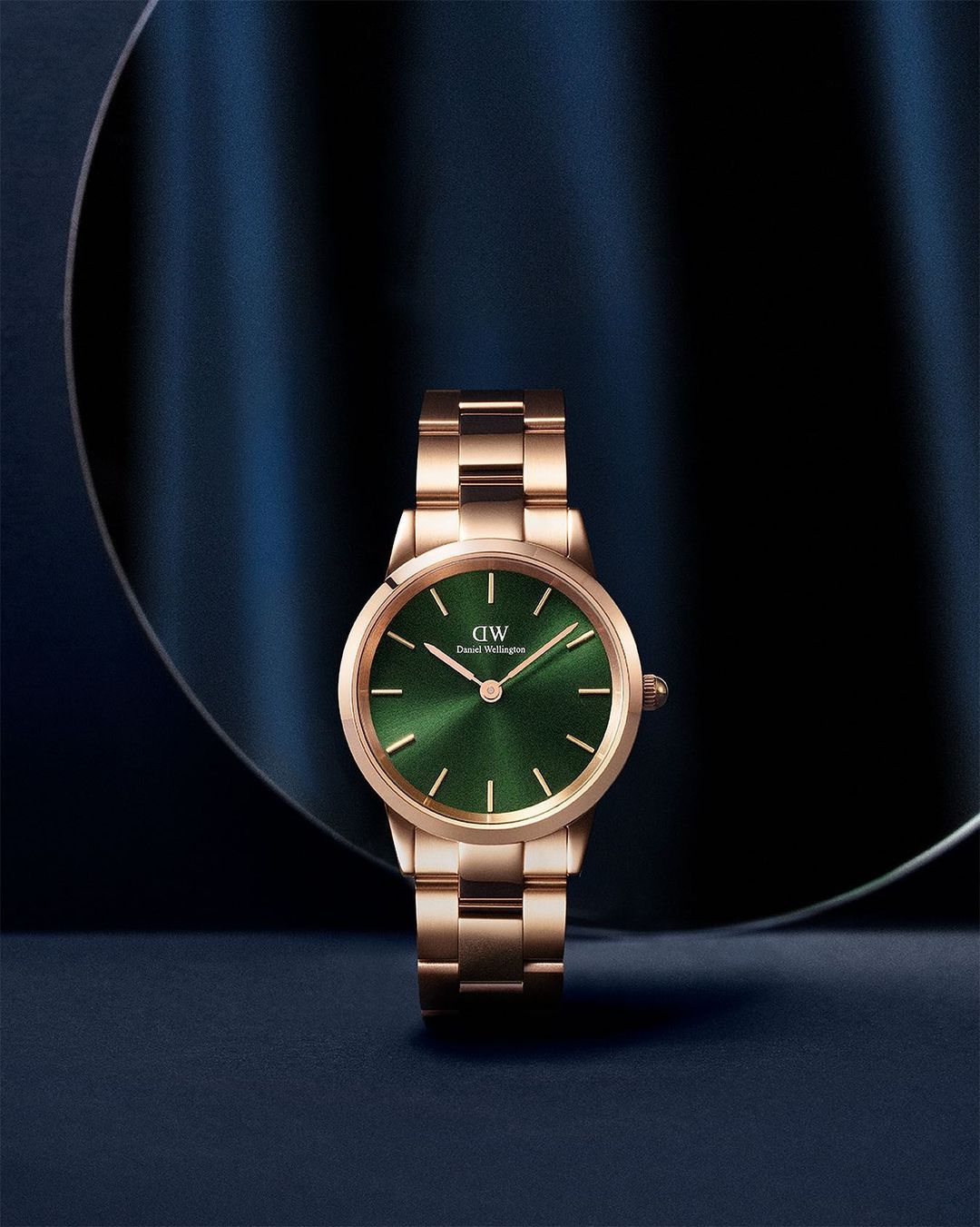 Daniel Wellington on Twitter: "You asked, we listened! The desired dial is finally back. Introducing the Iconic Link Emerald, a timepiece that attracts attention in all the right ways. Now available