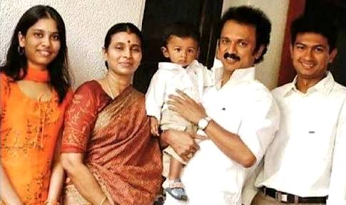 Leninv_R's tweet photo. @BasVijey @kongumannan @Devi_Uvacha இந்த இரண்டுல எது செம பீஸ் னு சொல்லு மாமே..
இதுல எது மாமு நல்லா ....வாங்குற கட்டை..🙂 https://t.co/oH6hMqsUUQ