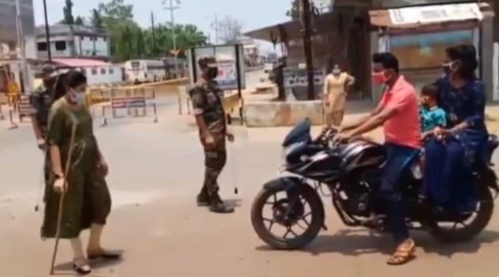 iamrealnavin's tweet photo. #frontlinewarrior DSP of Dantewara (Shilpa Sahu) doing her job in this Covid Situation as well as during her pregnancy. Huge respect for her. let's salute her and follow #COVID19 protocol #soicalDistancing #MaskUpIndia #CGPolice #dantewadapolice @aajtak @ABPNews @news24tvchannel https://t.co/FzEkfP80Nz