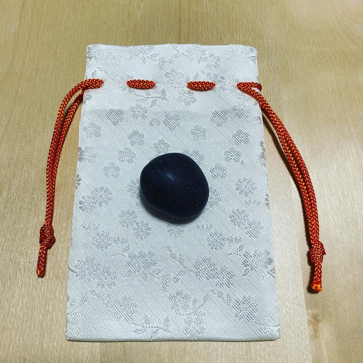 えりか 今日は大安の戌の日だったので霧島市にある石體神社へ安産祈願に行って来ました 祈願 後 近くの灯籠にある御石を頂いて御守りに 持参した腹帯はそばにある鹿児島神宮で御朱印を頂きました 元気な赤ちゃんが産まれますように 戌の日 石體