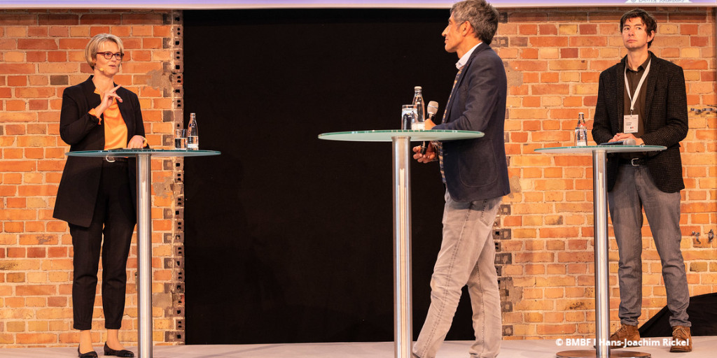 🗣️ BMBF fördert neue Online-Fortbildung für Forschende am Nationalen Institut für #Wissenschaftskommunikation. BM Anja #Karliczek dazu: "Wissenschaftskommunikation will gelernt sein!" Zur PM 👉 ow.ly/f7ZK50EsWPQ #science #forschung #wisskomm