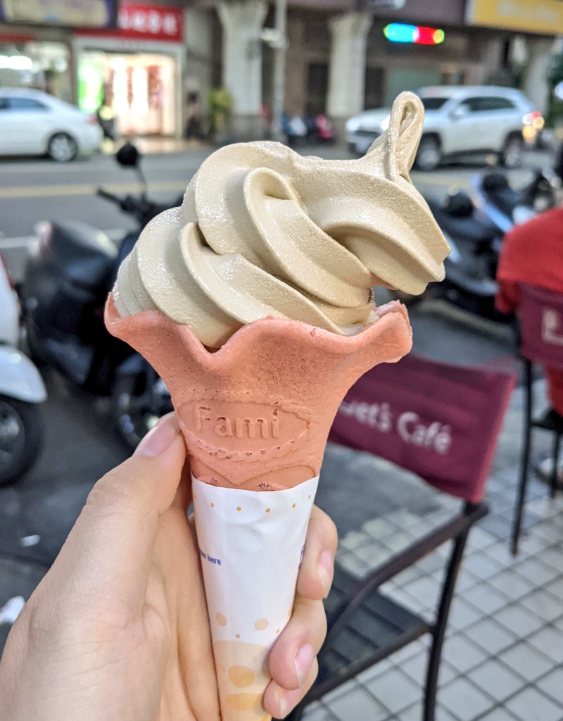 油醋醬aka油腐醬on Twitter 在全家買東方美人茶店員a 欸怎麼辦 店員b 我不知道 店員a 還是再用一隻 店員b 可是如果你下一隻也是 我 沒關係我不介意給我給我 吃起來都一樣